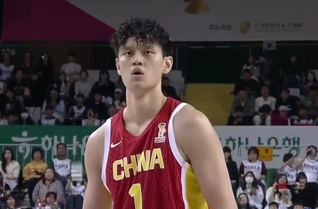 中国男篮这四个被吹上天的球员，其实根本没那么行。曾凡博身高2米08，但打球软，空