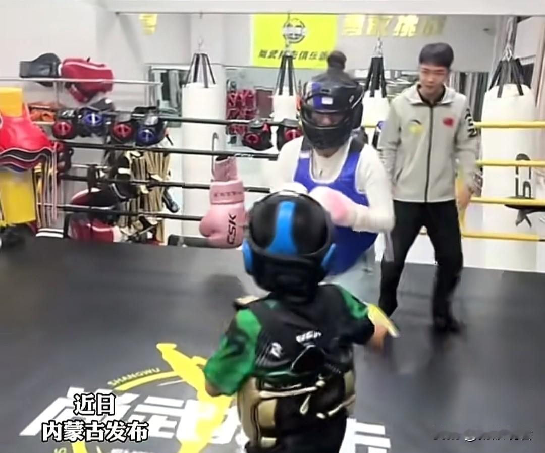 笑疯！内蒙男孩夺冠后飘了，亲妈直接拉上拳台“揍服”，结果太暖了😂有个内蒙