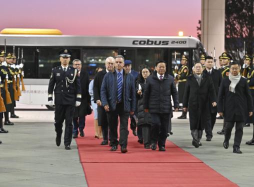 2月1日，乌拉圭总统奥尔西到达北京，有意思的是，他下飞机的时候是穿的是“休闲小袄