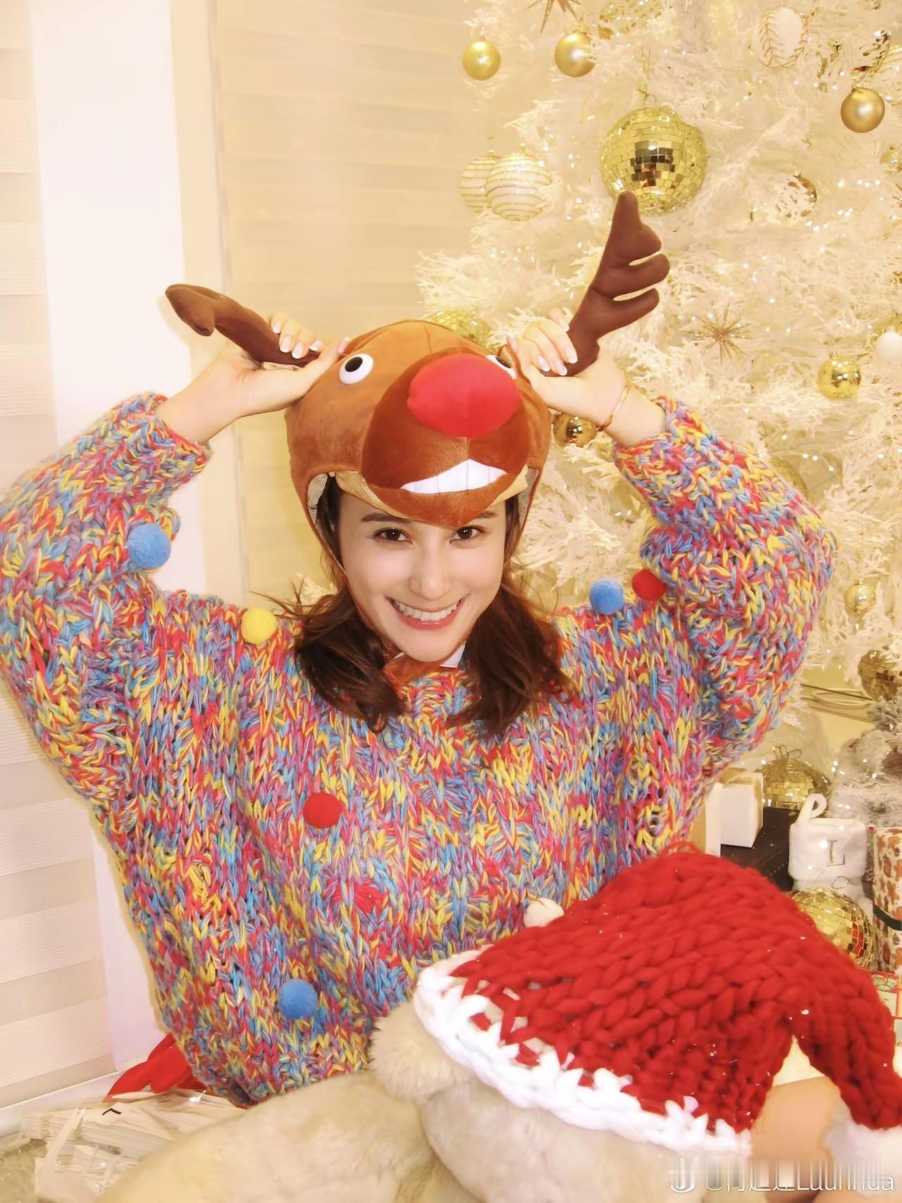 何超莲过圣诞真的没有窦骁，窦骁这是怎么了？何超莲生日照片，过节日照片，真的就没