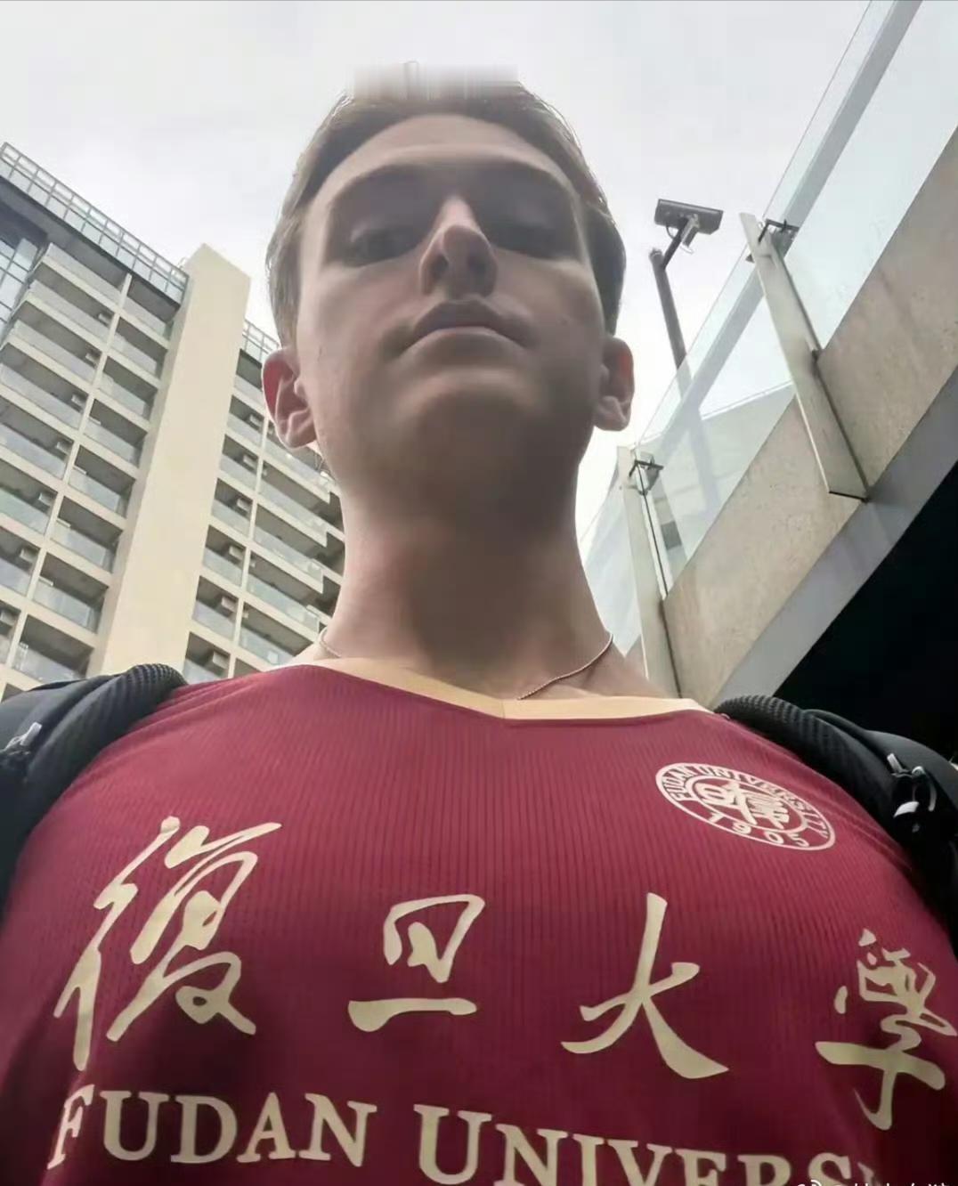 美国破落户王水牛跑到国内摇身一变成为复旦研究生，其实就上了个语言培训班。他的