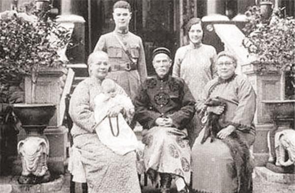 1873年，一个荷兰男人变卖了在港产业，抛下渔女施娣和五个混血孩子，拍拍屁股走人