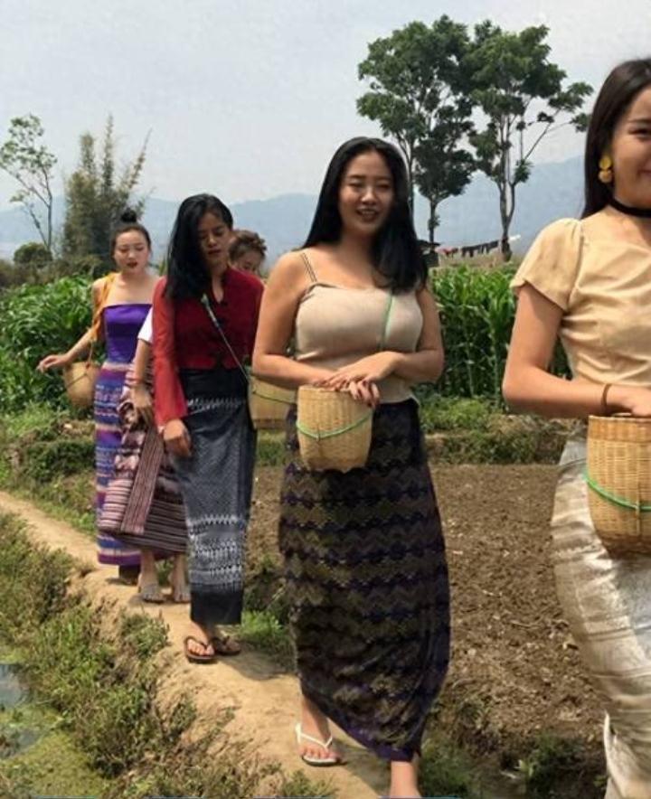 缅甸人彻底懵圈了，心底藏着无数个问号，就特别不明白，中国那么发达，怎么那么多中国