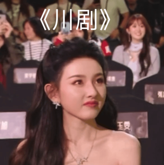 我丝毫不觉得这个表情有什么问题啊礼貌性的微笑了一下都不行吗？小🥩丝信誓旦旦说要