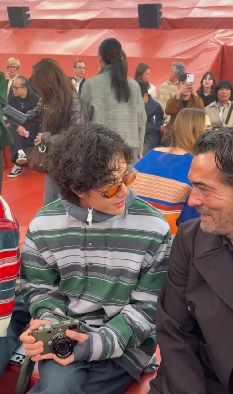 王一博巴黎看秀第二场，座位:Lacoste母公司CEO坐一博旁边，主动找一博英