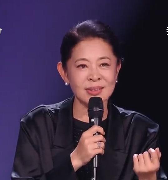 感觉倪萍和李小冉在浪姐的舞台上以这样的方式见面两人都有些尴尬！李小冉还当场反驳了