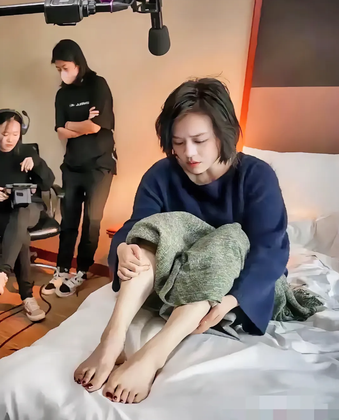 马思纯，170cm，脸这么精致，脚却这么的一言难尽，大拇指是不是外翻呢？