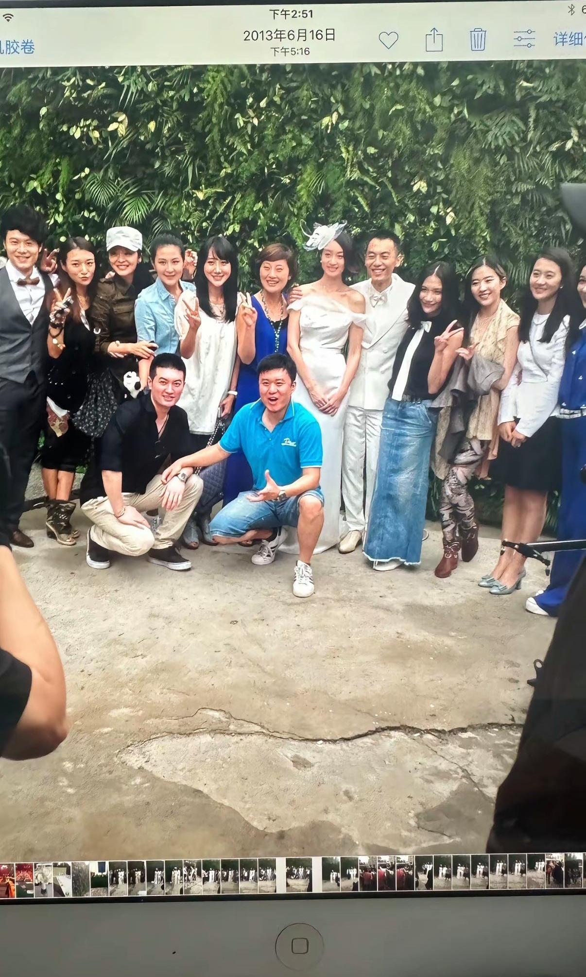 网友的父母拍下了刘亦菲2013年出席朱亚文婚礼时的照片：镜头中的刘亦菲长发垂