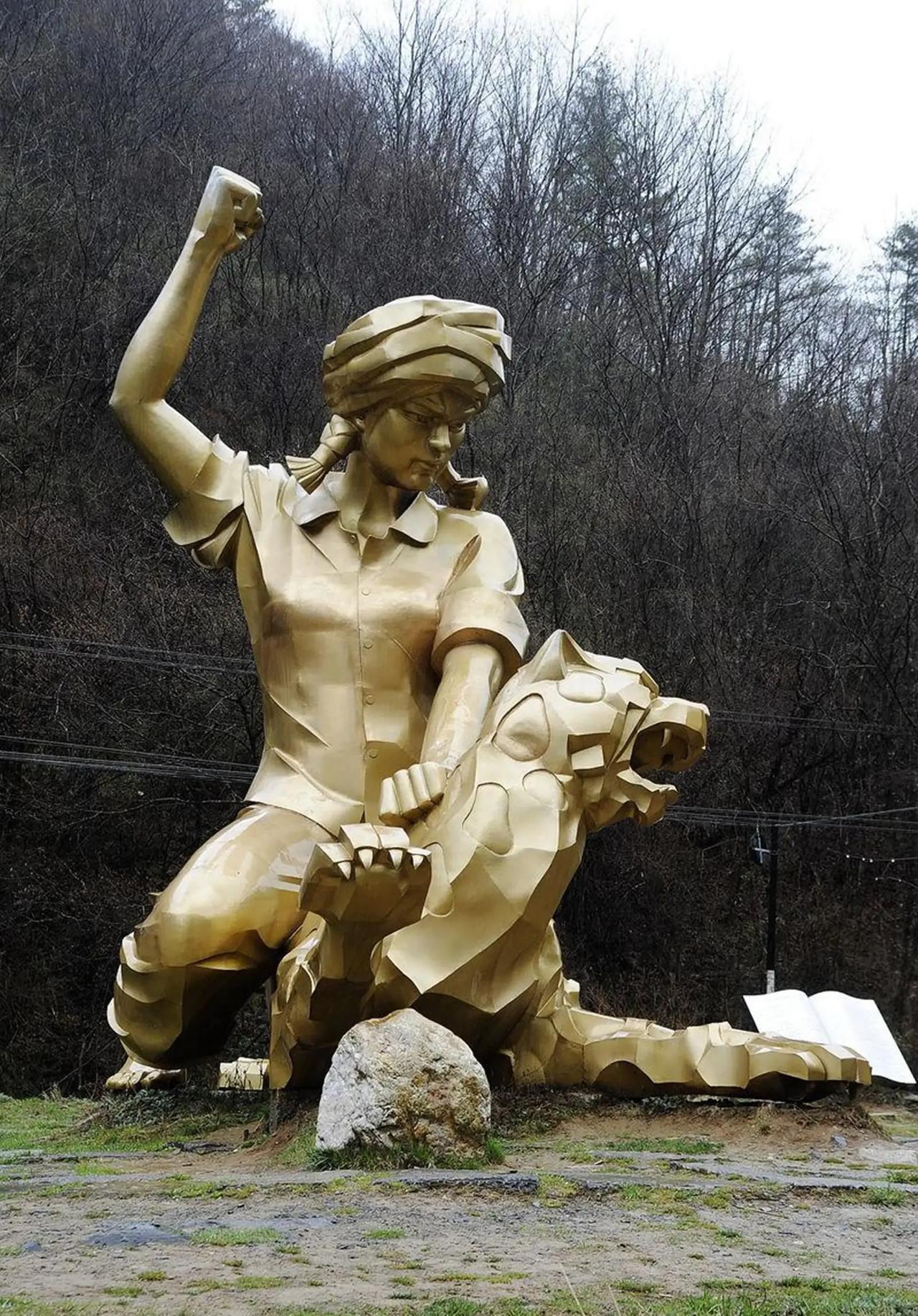 1975年，湖北神农架几名妇女正在田里挖洋芋时，一位女孩因为内急跑去树林中解决，