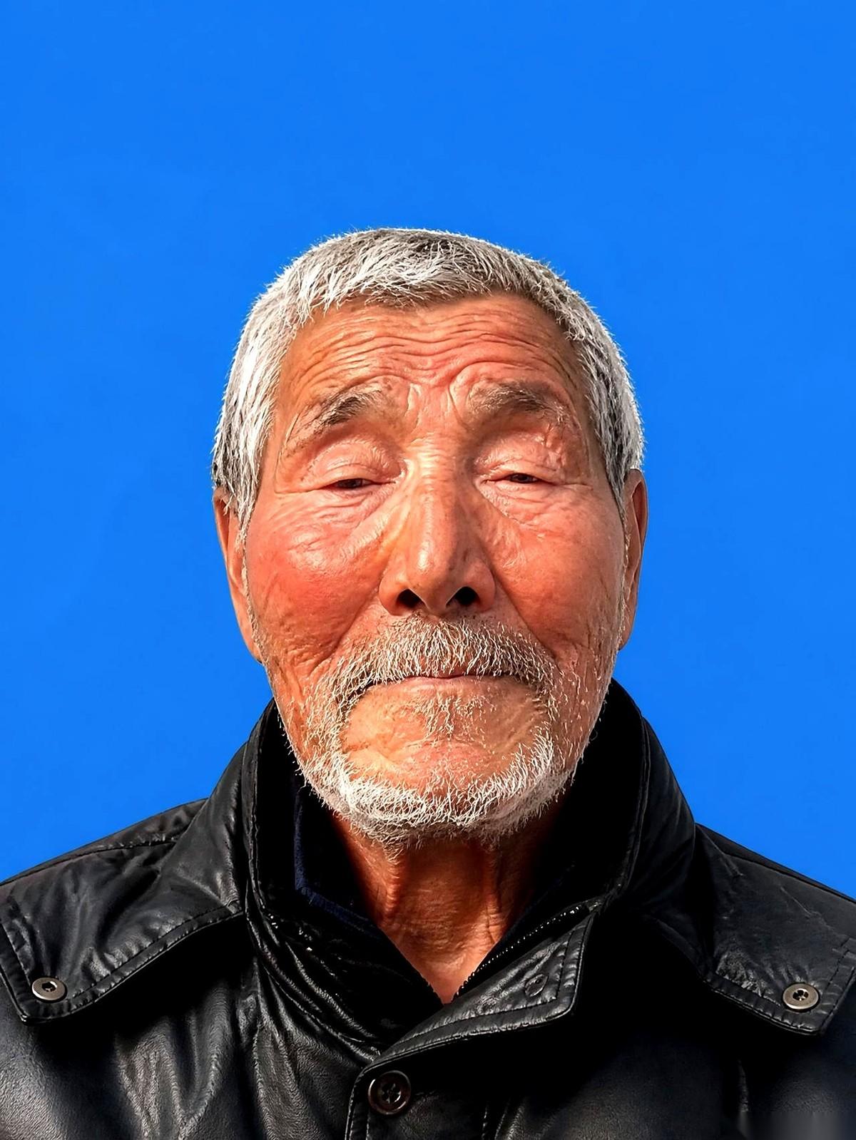 六十三岁那年，他跑遍全村借了四万块钱，不顾一家老小的死活，一头钻进寸草不生的荒山