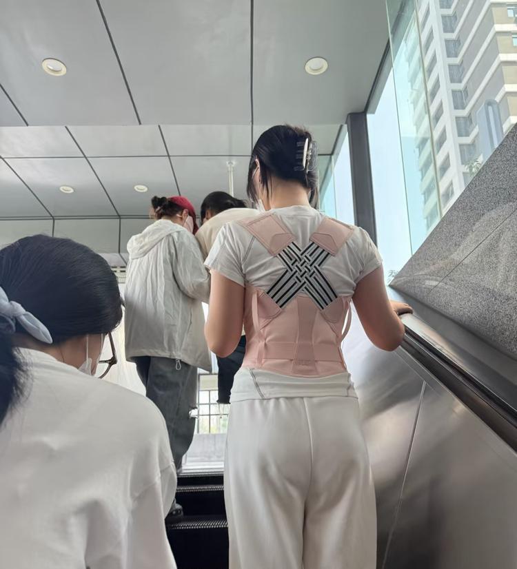 地铁上看到了这一幕，她穿的是背背佳吗？这东西是应该直接穿到衣服外面吗？想要塑形