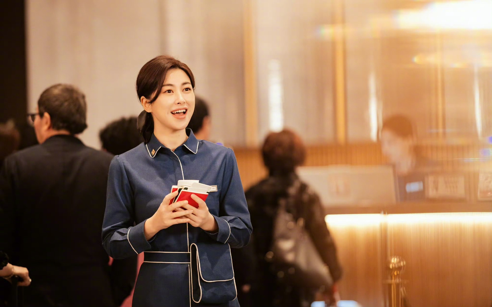 朱珠把保洁服穿出高定感朱珠这姐真的有点“魔法”在身上！保洁服这种自带“接地气”