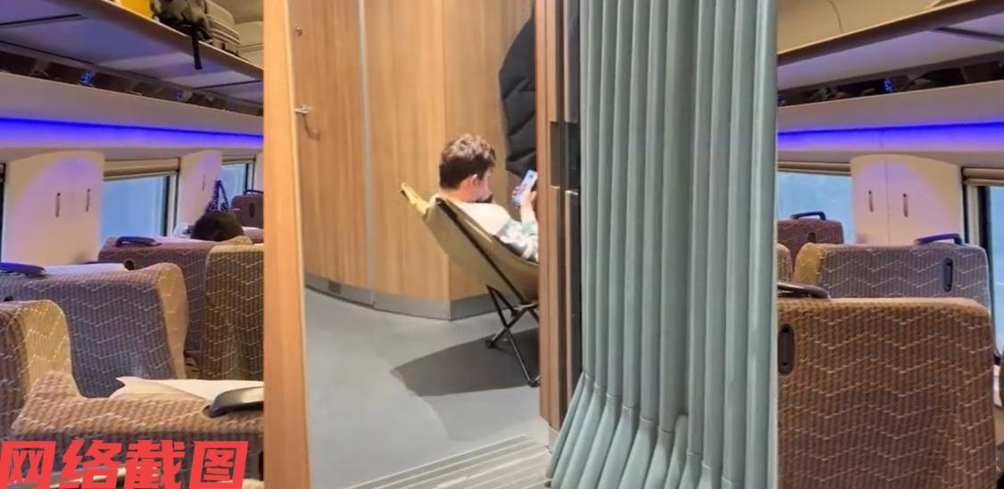 浙江有女子乘坐高铁回家时，看到高铁车厢内的一幕。原来在女子眼前见有无座票的男