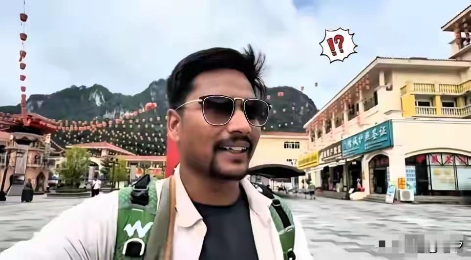 印度黝黑男子穷游中国，从广西入境后，就想免费搭车前往昆明，因为他之前看到很