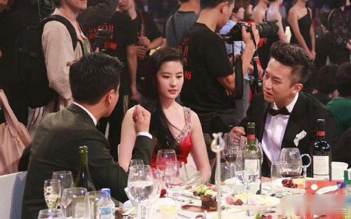 刘亦菲：要不我起身，你俩慢慢聊！​​​​