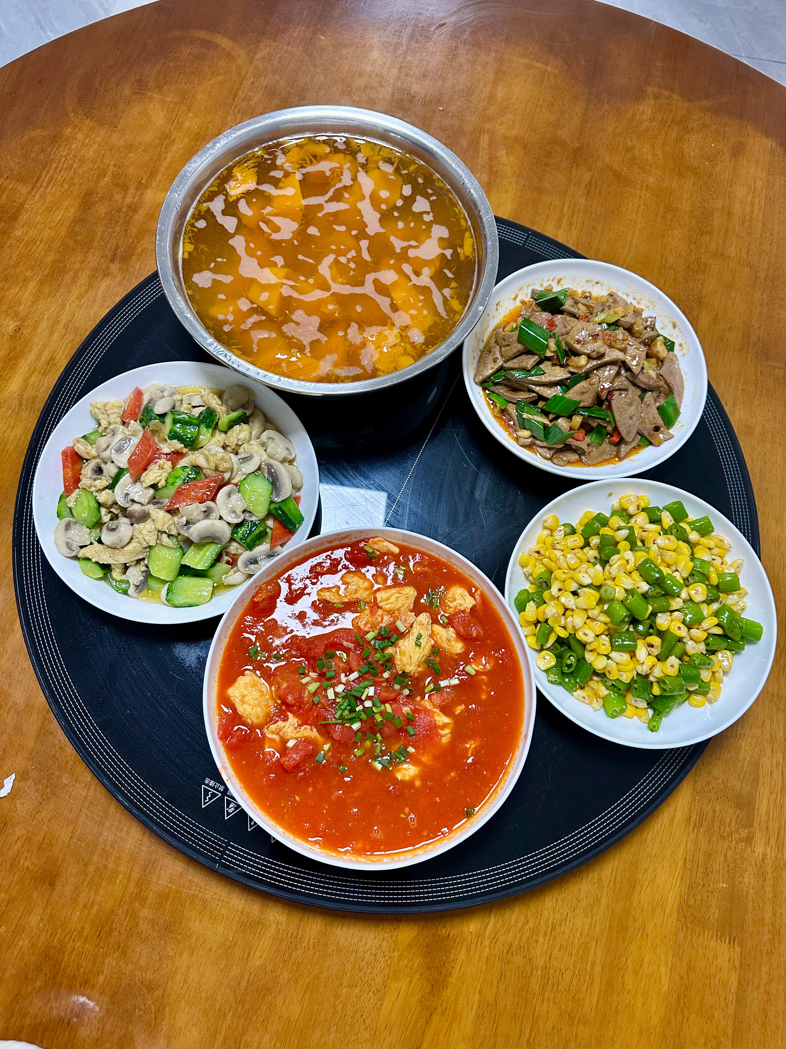 夜饭简单点，青椒玉麦、番茄炒蛋、南瓜汤等。​​​