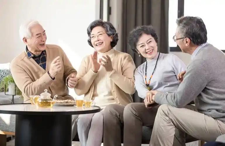 一位89岁老厅长很现实的一段话：“你手里有四五百万，儿女盼着你死；你一月退休金