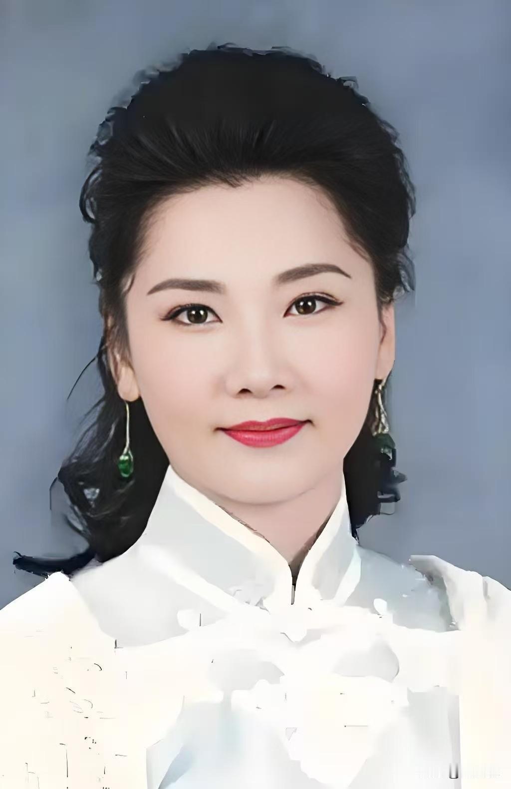 发现了没，何赛飞有个很明显的特点，倒不是因为她变老了，而是她明明都63岁了，