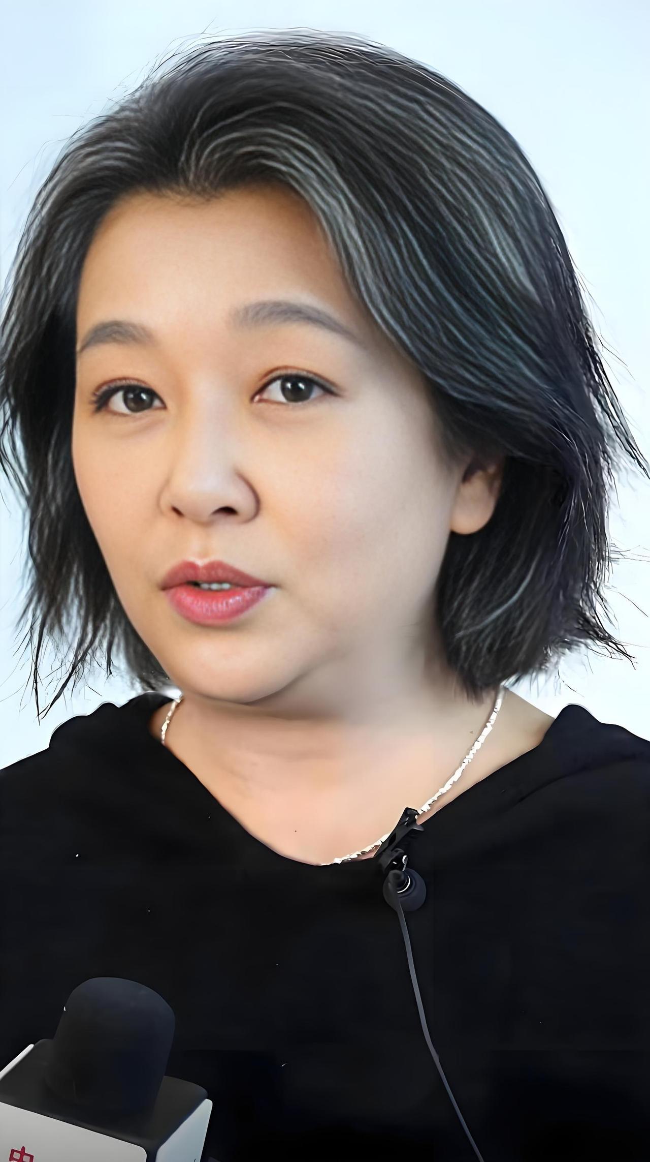 江珊，1967年冬至出生于江苏镇江，一个地道的江南女子。她的感情路不算平坦，