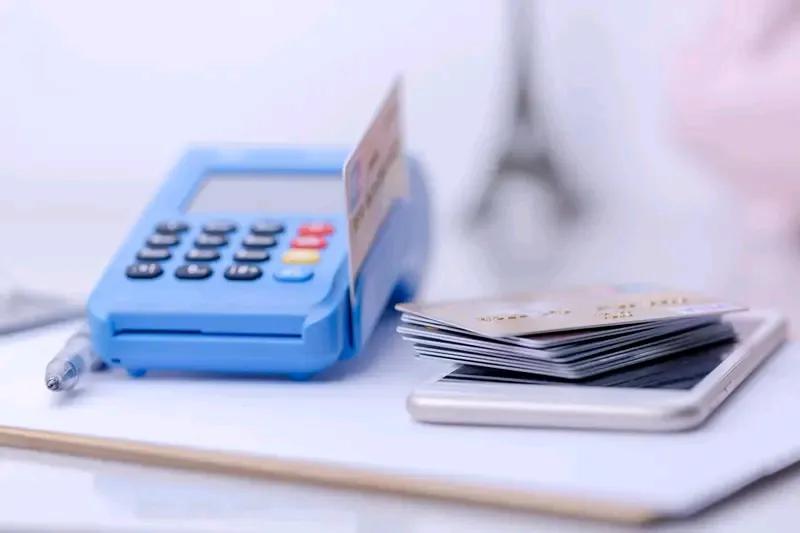 手机若被远程控制，应立刻拆掉手机卡，强制关机，随后马上致电银行客服锁卡。那么问