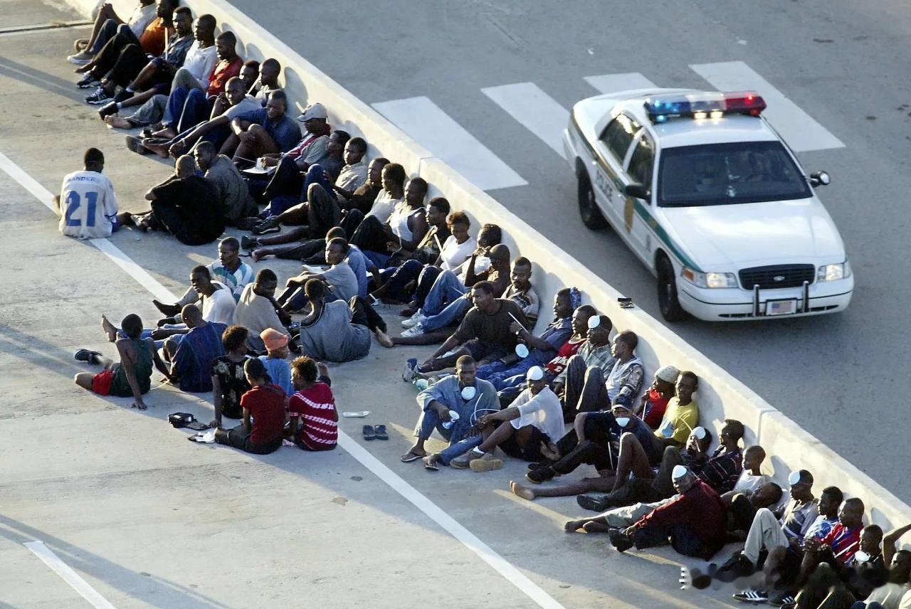 🇺🇸美国计划加强打击非法移民的力度。为此，美国移民及海关执法局（ICE