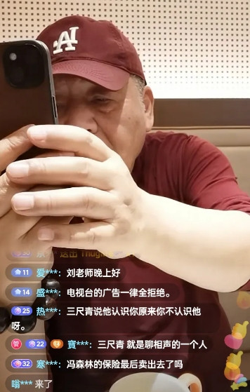 相声演员刘惠现身直播间，与粉丝亲切互动。当被粉丝提及“杨进明说你欠他十万块”时，