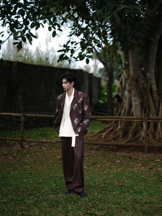 陈星旭不卷了去农场当主理人了陈星旭这农场主理人的造型简直绝了！帅得我词穷，感觉