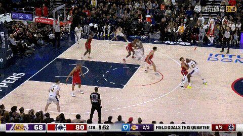 在今天湖人客场挑战快船的比赛中，发生了让人泪目的一幕。当时比赛进行到了第四节的九