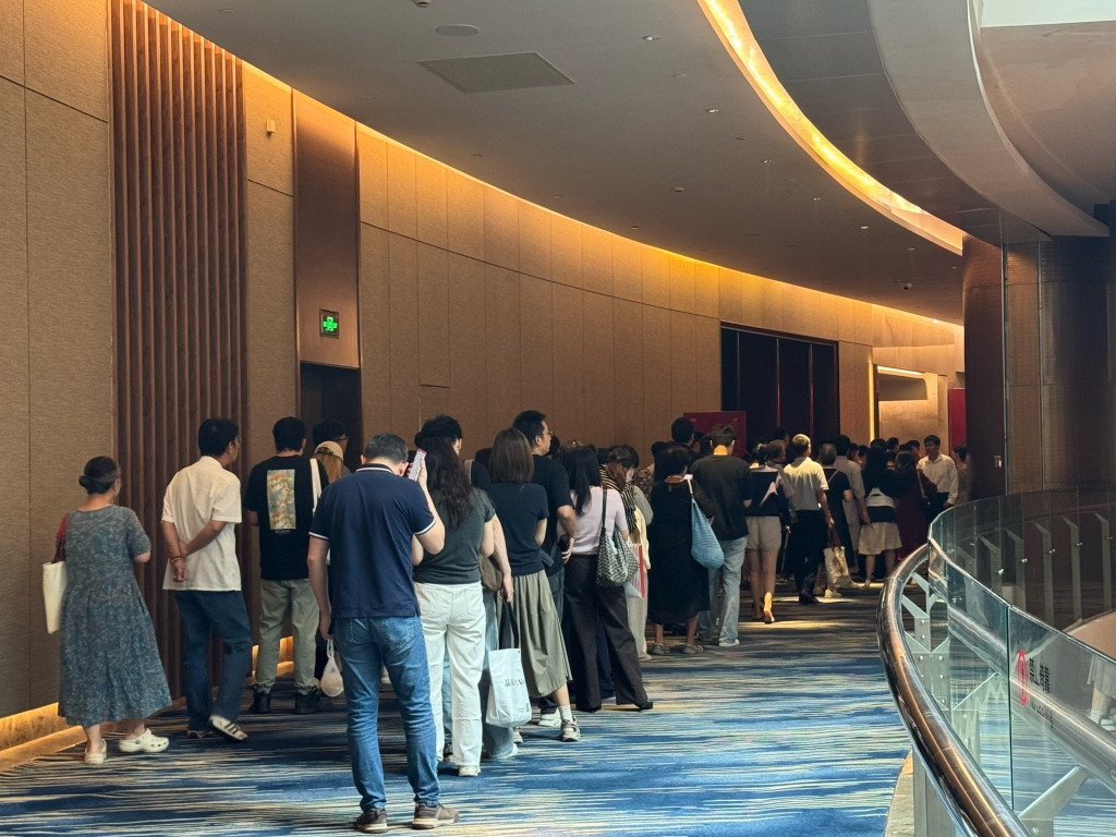 上海楼市再度上演“千人摇”: 多个新盘开盘即售罄, 中端改善项目去化热度持续走高