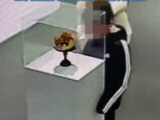 女子拿出结婚时所戴的，4斤重黄金凤冠进行展览，却被男孩不慎碰落至地。随后，女子上