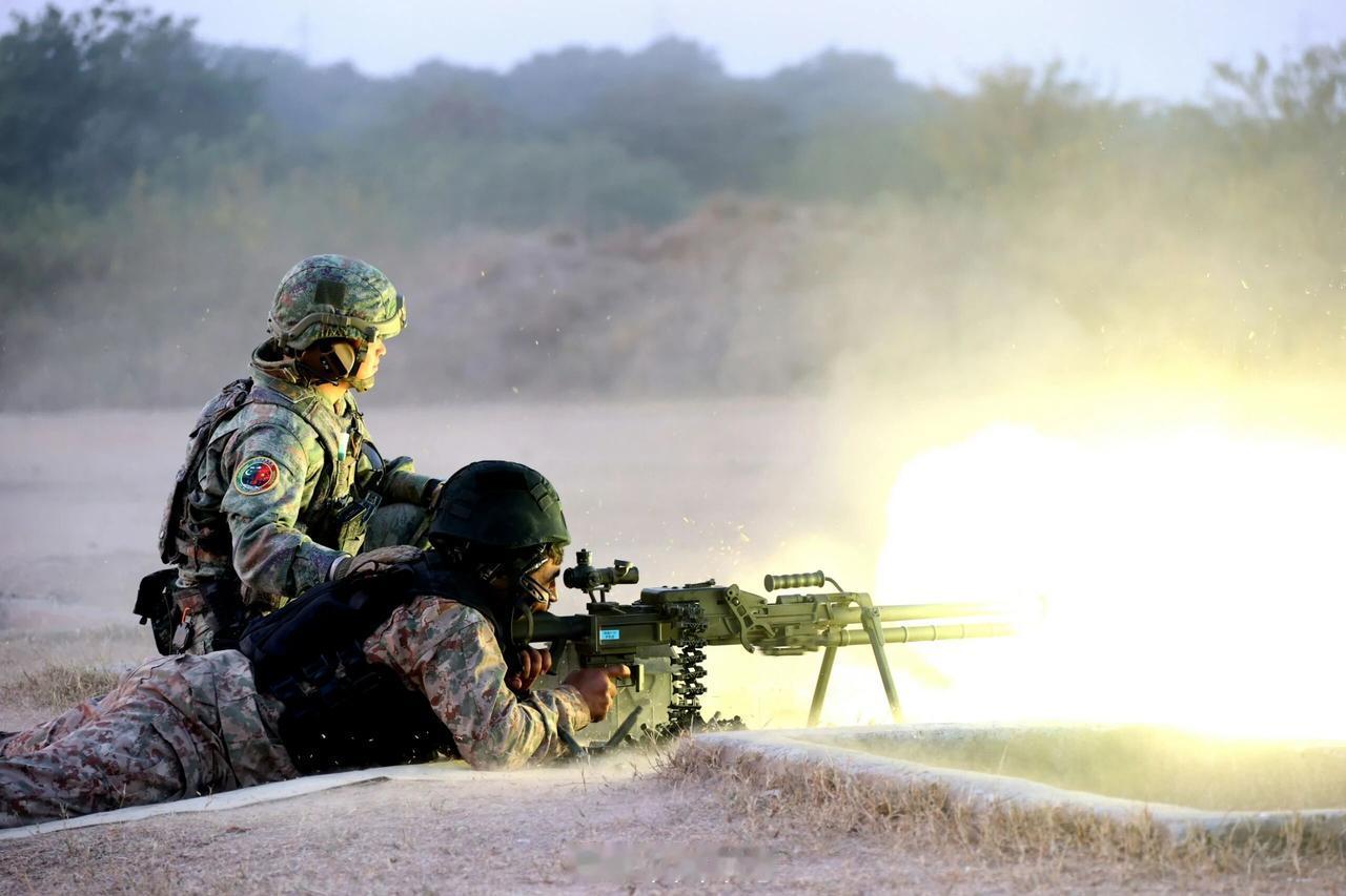 中巴联演现场太提气！巴铁士兵试射中国QJZ-171式12.7mm重机枪，两脚架状