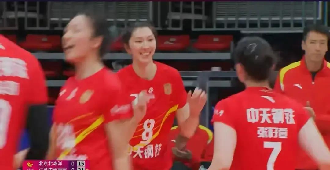 北京0比3被横扫！昨晚排超第五轮，江苏女排把北京按在地上摩擦，三局比分加起