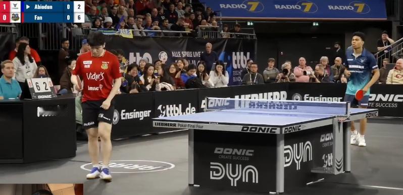德国半决赛：樊振东又遇到陌生球员阿比奥特，对方一上来就搏杀，两人打成了2:2