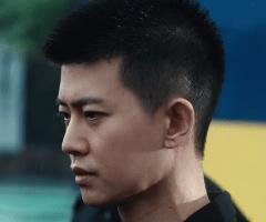 说真的，之前大家都在替任嘉伦捏把汗，担心离开前东家后资源会不会“断崖式下跌”，结