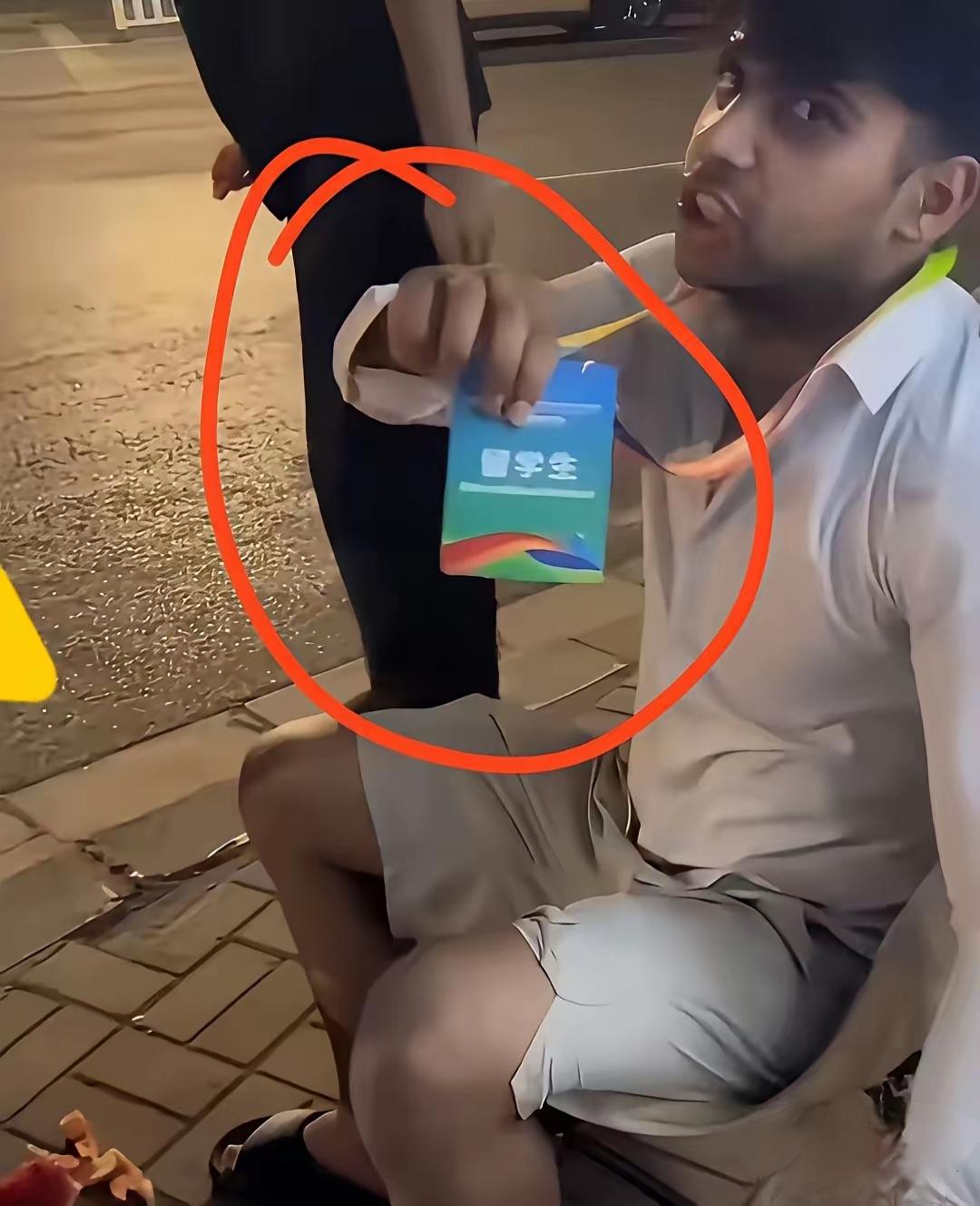 几个印度留学生，大半夜在街头吃完西瓜，垃圾随便扔，你好心提醒，竟然亮出了留学生证