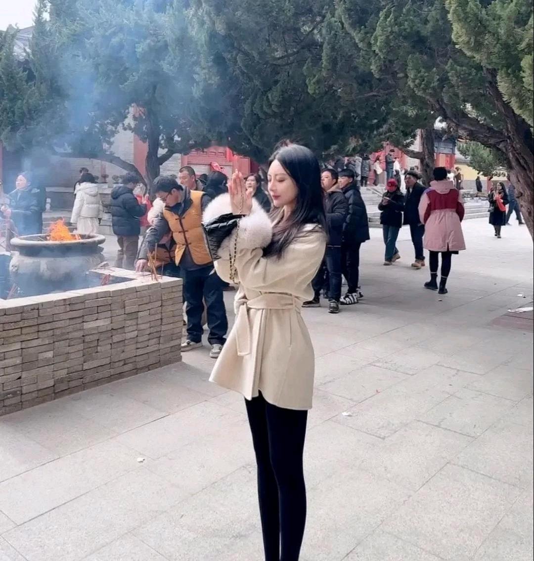 一看就是有钱人，还有什么烦恼吗？前几天刷到个新闻，上海一个富婆为了给孩子选