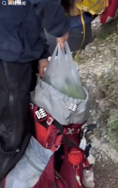 “这才是真登山！”山西晋城一女生和朋友相约一起去爬山，众人疲惫不堪时，女生竟然从