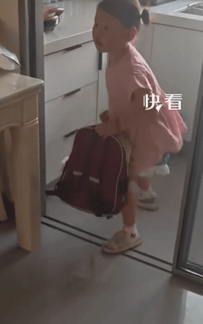 “笑不活了！”陕西，女子看到女儿往书包装盆。她问女儿：“拿盆干啥。”没想到，女儿