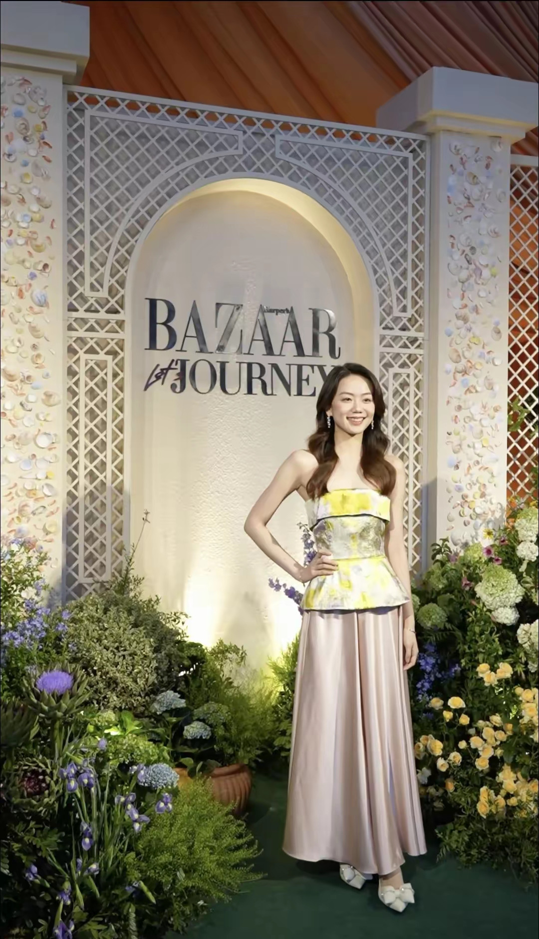 冯禧长得还是挺好看的，难怪许嵩会动心。据说许嵩官宣结婚，脱粉了不少。这不应该呀，自己的偶像结婚了，找