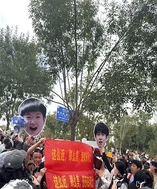 如果不是故意，那就一定是天意。这个横幅、应援牌、拍照布局真绝了。大头这会儿正对