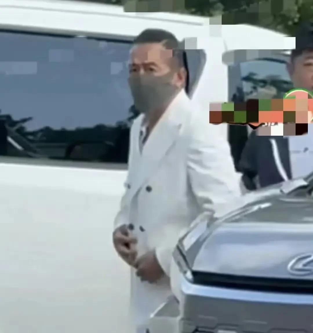 出现在汪小菲婚礼上的这个口罩男是谁？要么是背景显赫，不能暴露身份的重要大咖，要