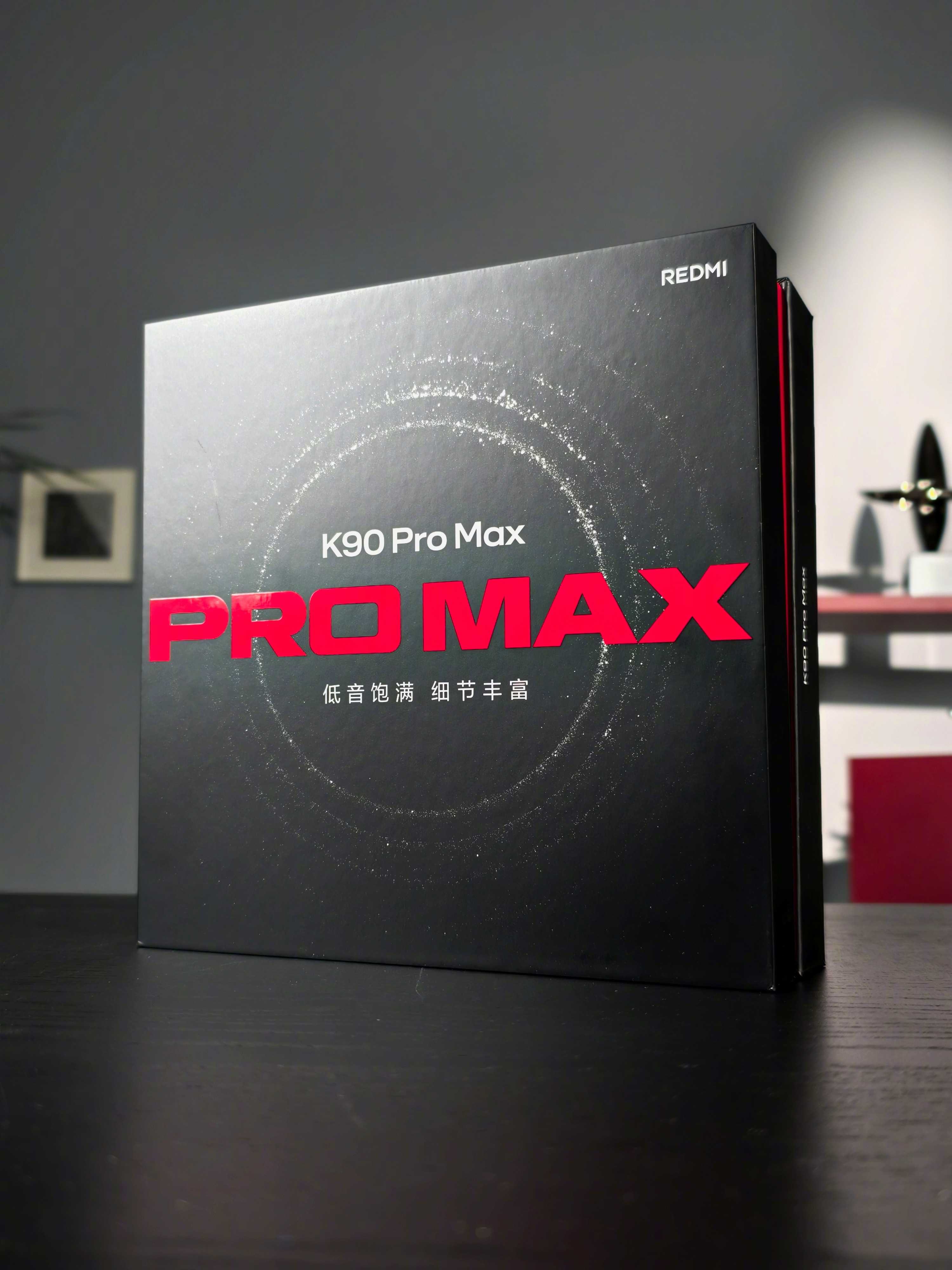 低因咖啡来了！RedmiK90ProMax的邀请函直接上了个谐音梗，“低