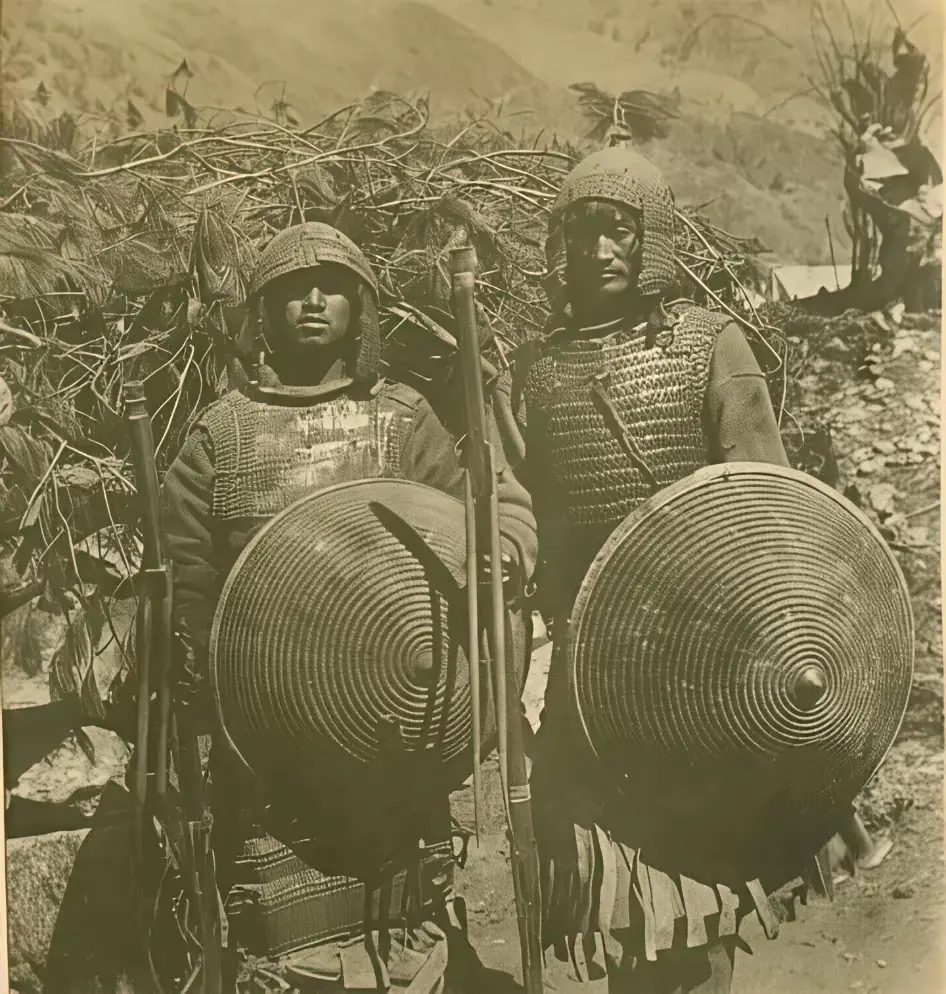 1903年晚清时期，新疆地区的两名藤牌兵，他们一手拿着盾牌，一手拿着火铳。据说当