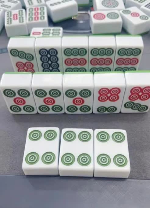 今天打麻将，摸了个七饼就打出去了。结果旁边有个大叔一直笑，我瞅了瞅自己的牌，又看