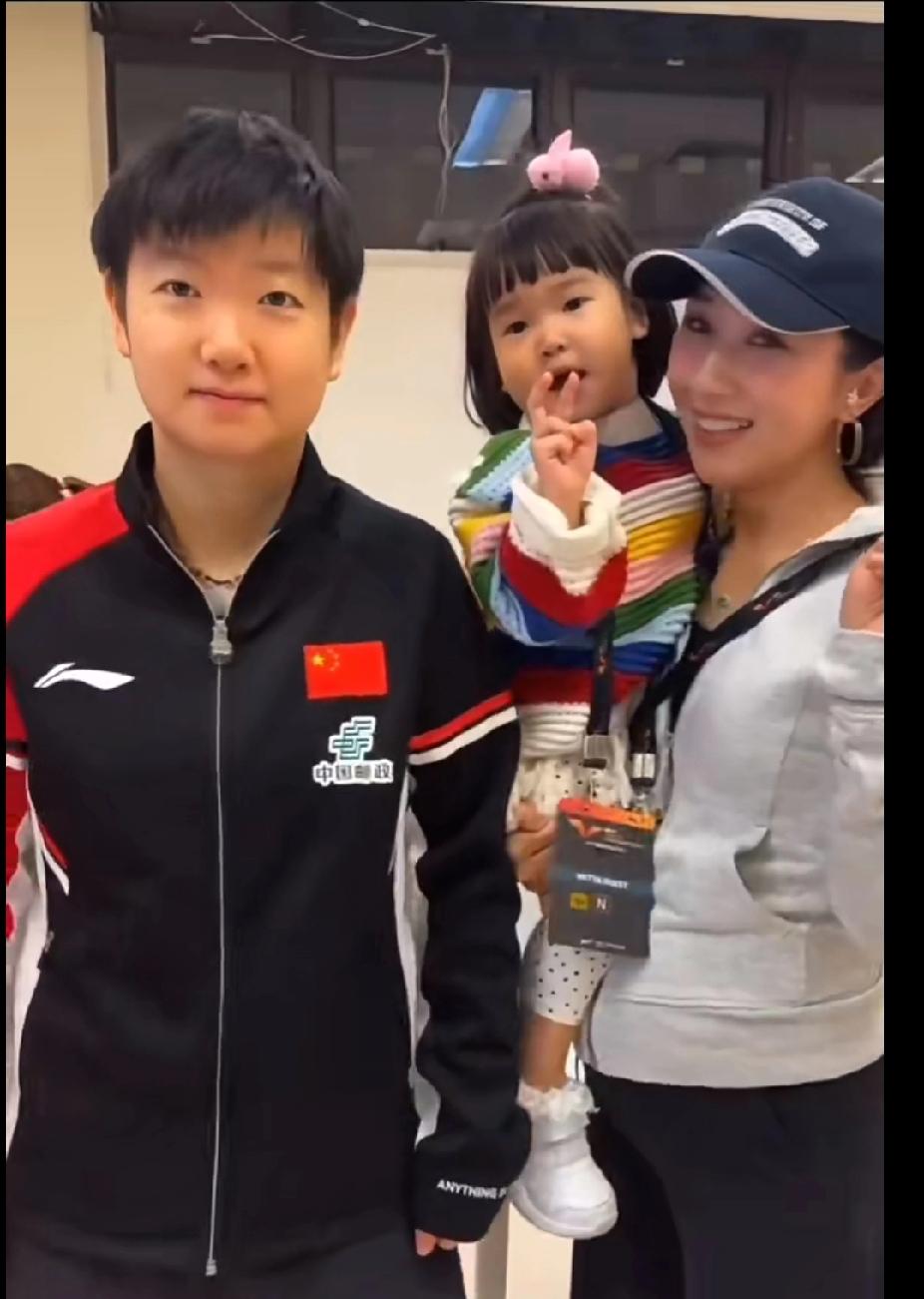 孙颖莎和萌娃同框也太萌了吧刷到孙颖莎和小宝贝的合照，莎莎本身就乖萌乖萌的，