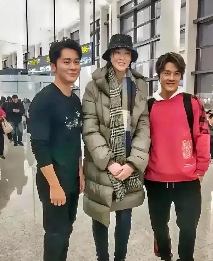 左边是大帅哥李晨，右边穿红色休闲装的是吴克群，一个比一个酷！而站在中间这位美女是