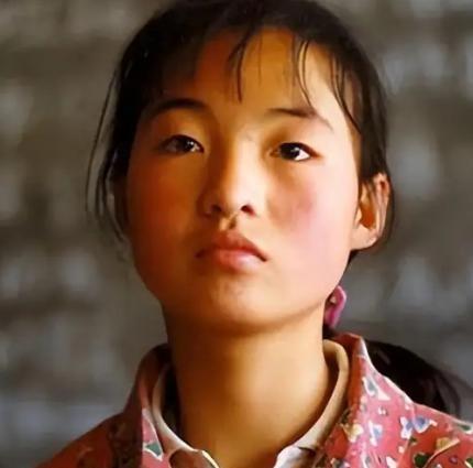 1999年，张艺谋捧红了农村女孩魏敏芝。拍完戏后，魏敏芝想进演艺圈，张艺谋却