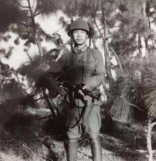 1986年，一个战士临危受命去坚守211阵地，临行前，军长亲自为他把酒送行，师长