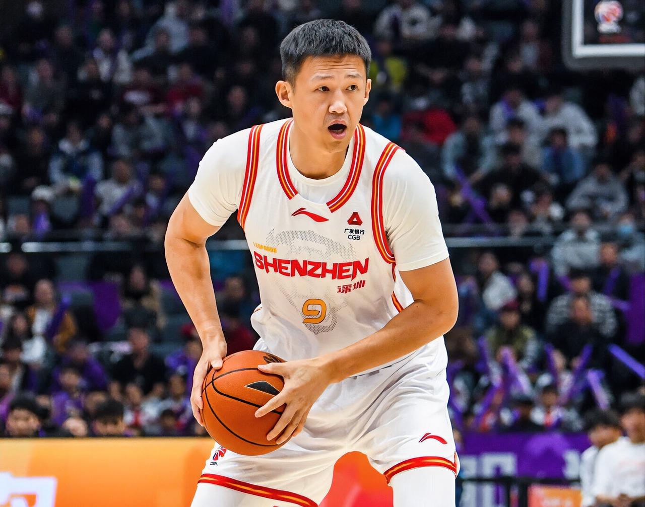 贺希宁：周队，恭喜啊！生涯第800场，CBA历史第一人！！！周鹏：老实说，你跟