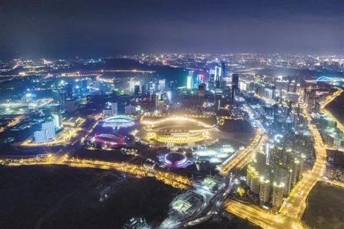 深夜11点，五象金融城为何车流不息？揭秘南宁“夜经济”硬核密码当南宁老城区渐